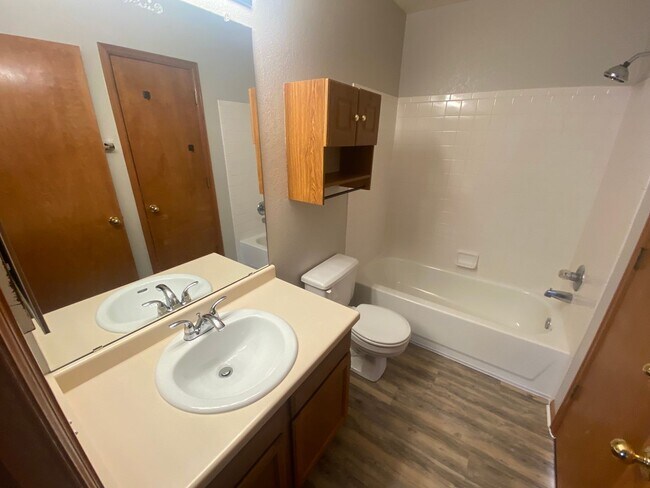 Building Photo - Lovely Cottonwood Home!