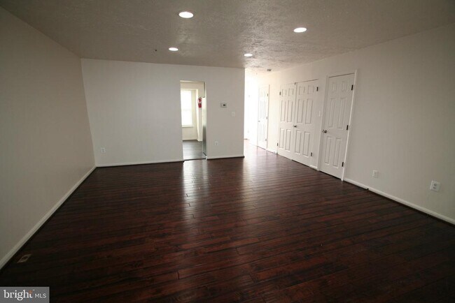 Building Photo - 124 Azalea Ct