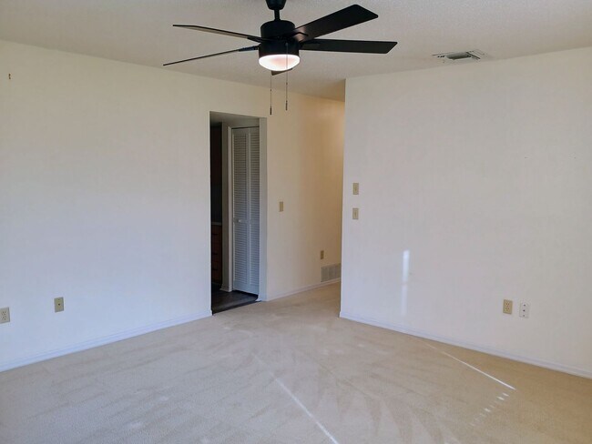 Building Photo - 2 bedroom 2 bathroom Large House for rent ...