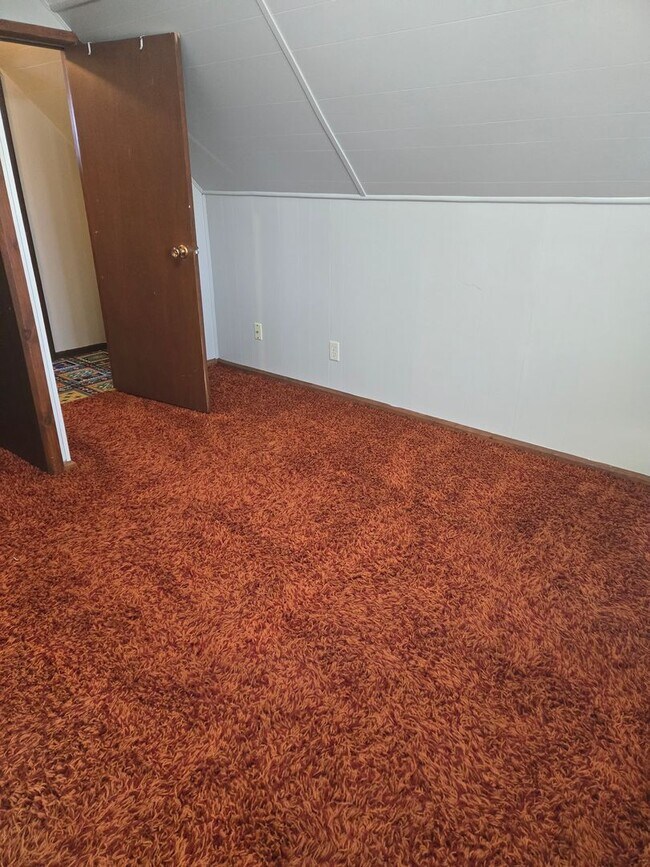 Building Photo - Three Bedroom Home - Single Car Attached Garage - in Townsend!