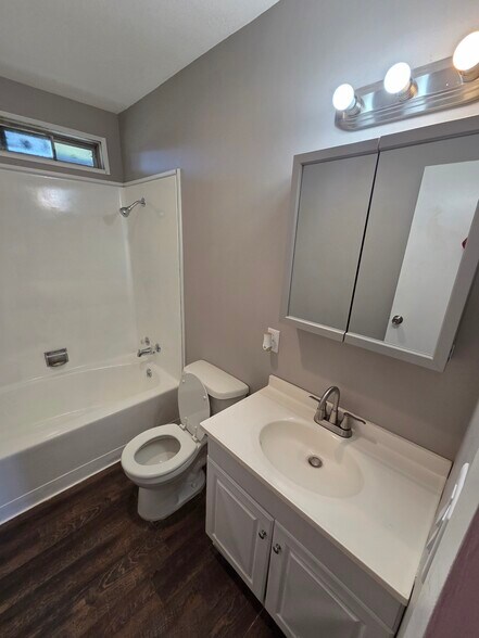 Building Photo - 734 N Country Acres Ave