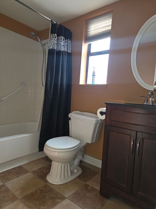 Building Photo - Beautiful 4 bed/ 3 bath POOL Home For Rent