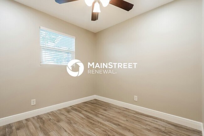 Building Photo - 4 Bedroom Pet-Friendly Home in Tampa, FL with Main Street Renewal
