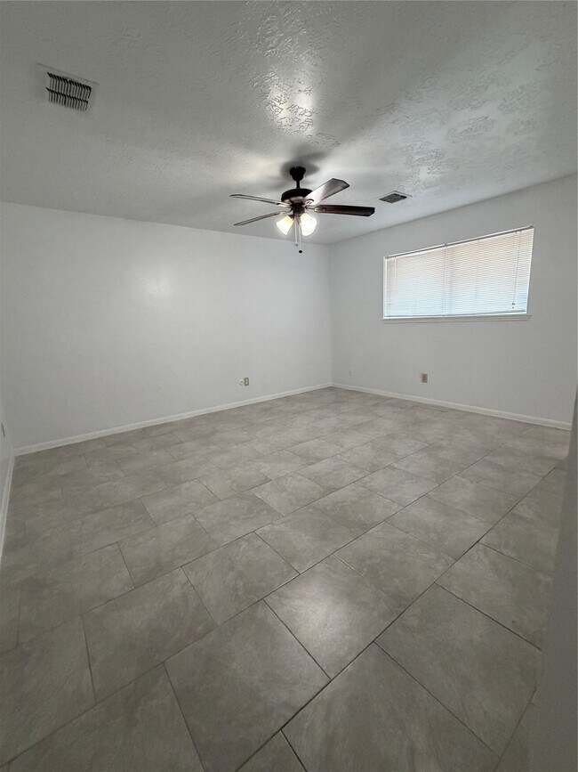 Building Photo - 9618 S Petersham Dr