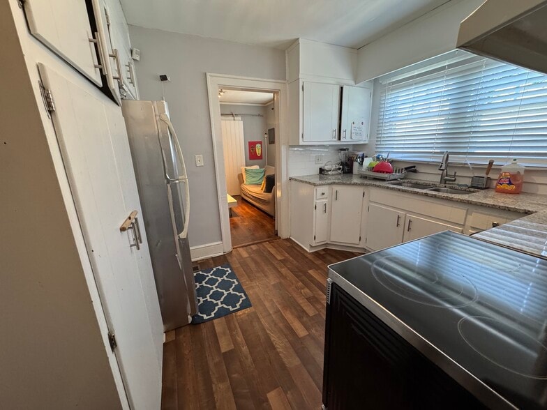 Kitchen - 1065 Atlantic Dr NW