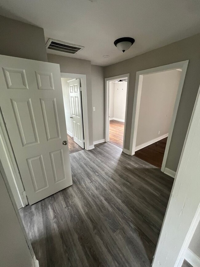 Building Photo - Two bedroom one bath