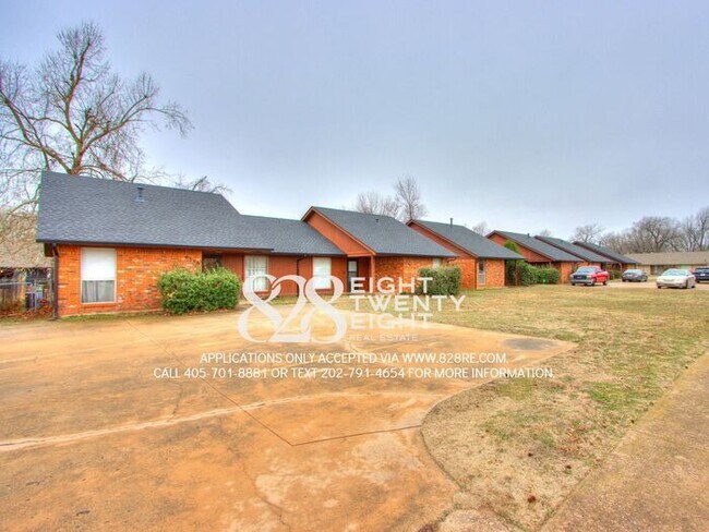 Building Photo - West Norman 2 Bed/1 Bath Duplex WITH Fenced Backyard! AVAILABLE NOW!