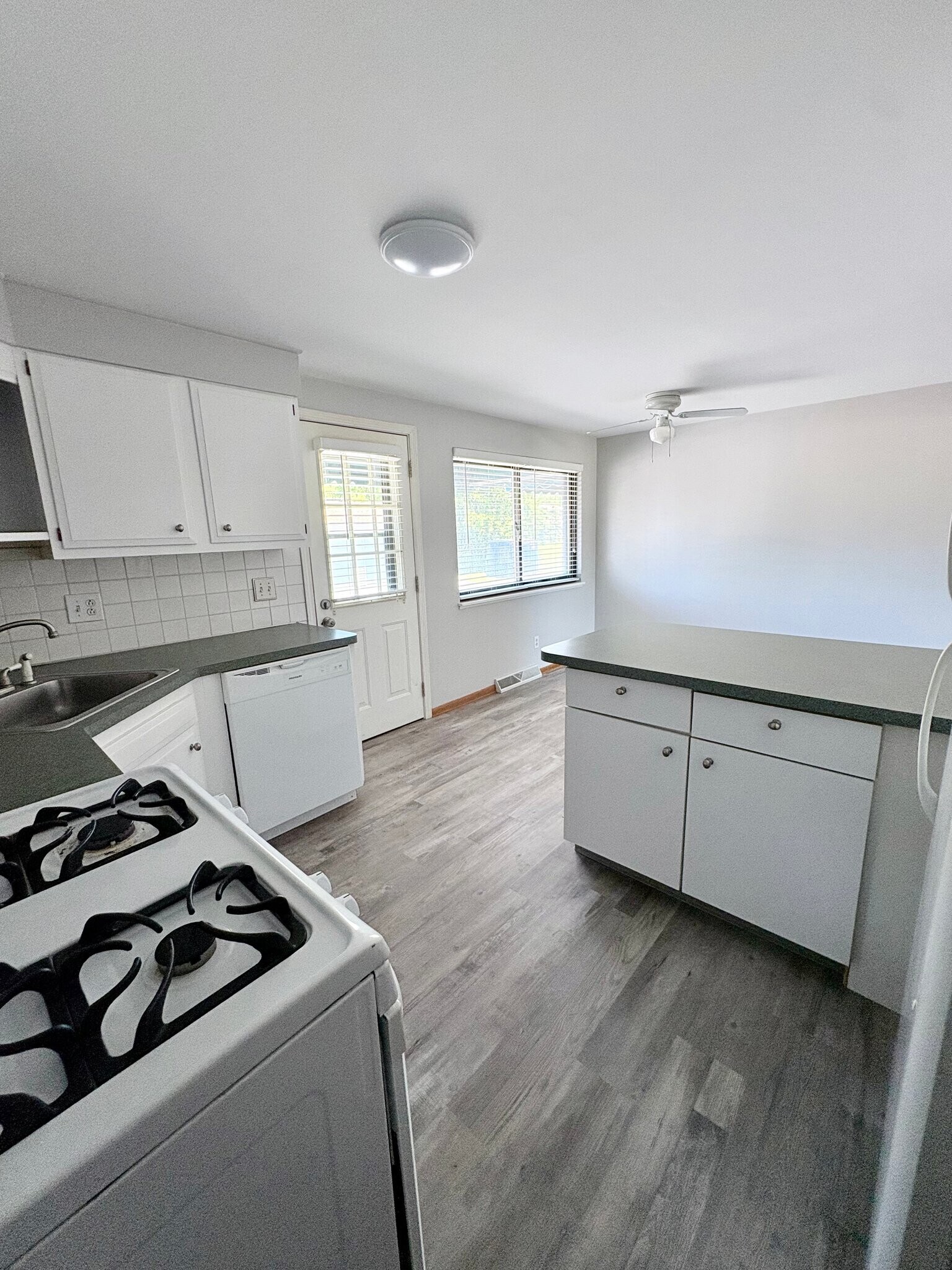 Building Photo - 231 Greenmeadow Dr