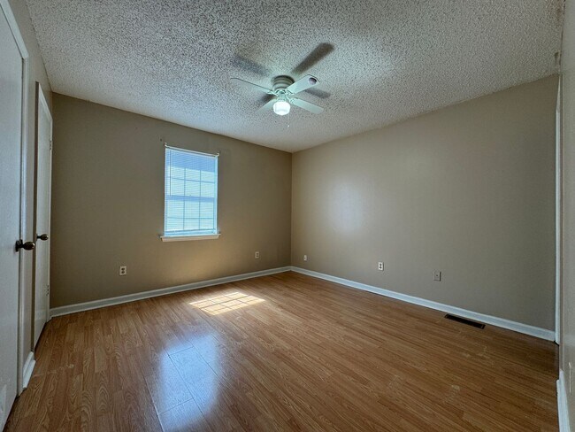 Building Photo - 1620 Hickory Pl