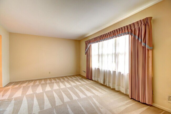 Building Photo - Available NOW - 4 beds/ 2 baths - $2,000/mo