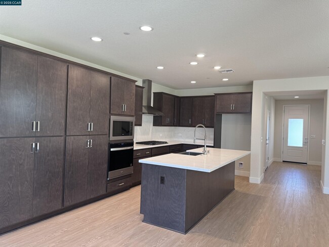 Building Photo - 140 Labrusca Dr