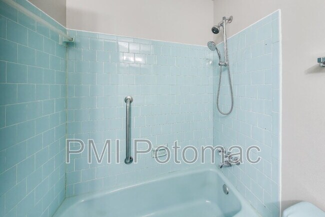 Building Photo - 5406 Parkvale Terrace