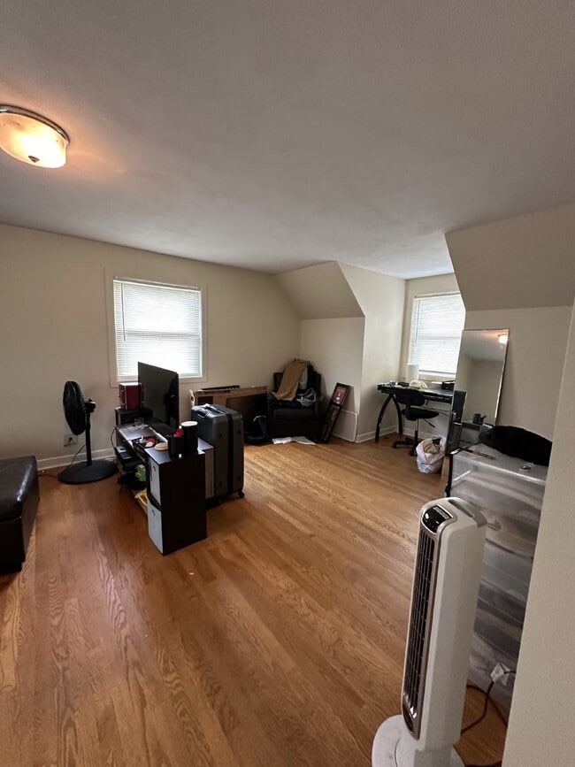 Building Photo - Exciting 3 Bed 1 & 1/2 Bath close to UWEC!