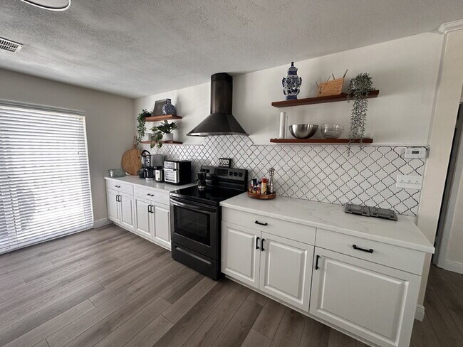 Building Photo - 2563 S Peninsula Dr