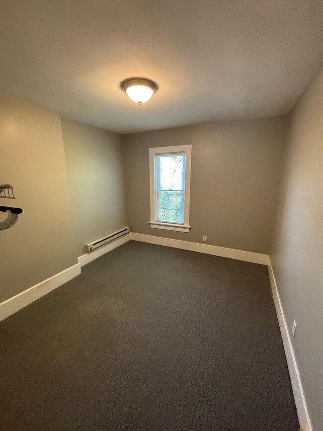 Building Photo - 916 E Lyon St