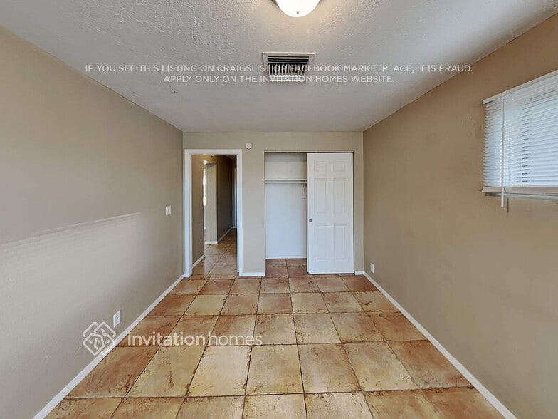 Building Photo - 1215 E Winter Dr
