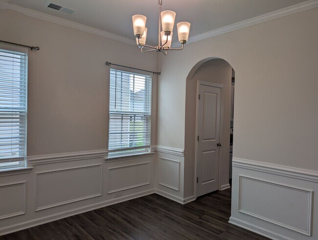 Building Photo - Move-in ready Ranch Style Home Located in ...