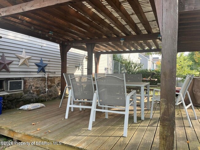 Building Photo - 945 William St