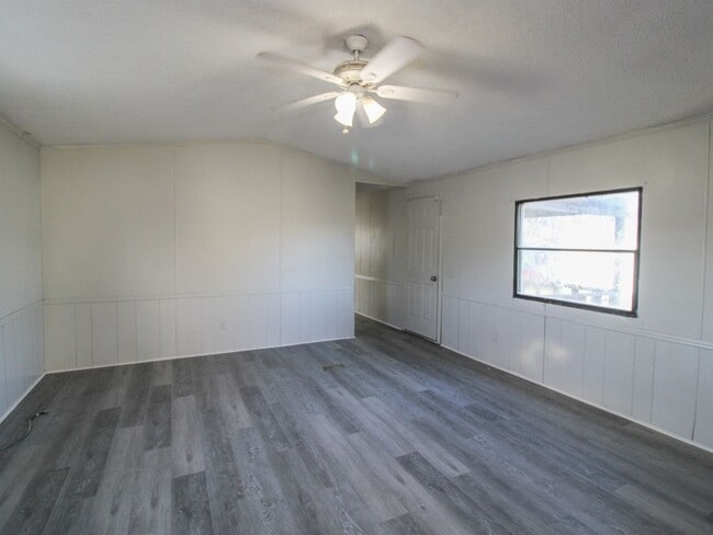 Building Photo - Close to downtown Pulaski!