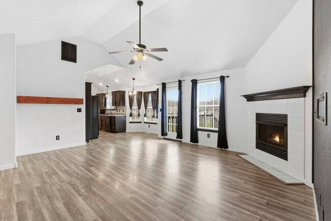 Building Photo - 3 Bedroom | 2 Bathroom | 2 Car Garage | Springfield MO | Fenced Back Yard!