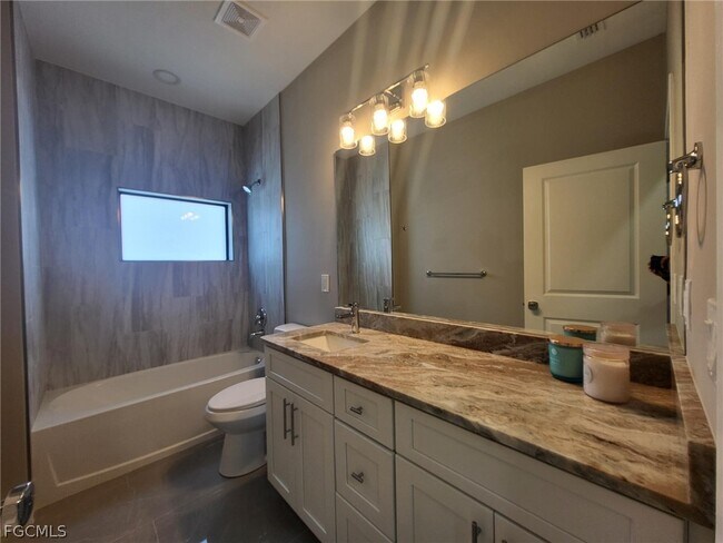 Building Photo - 654 NE 5th Pl