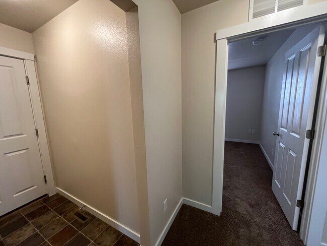 Building Photo - 589 W Ramsbrook St