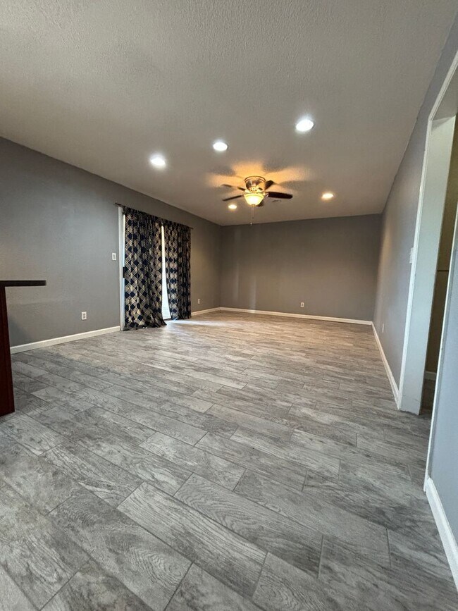 Building Photo - 921 W Naranja Ave