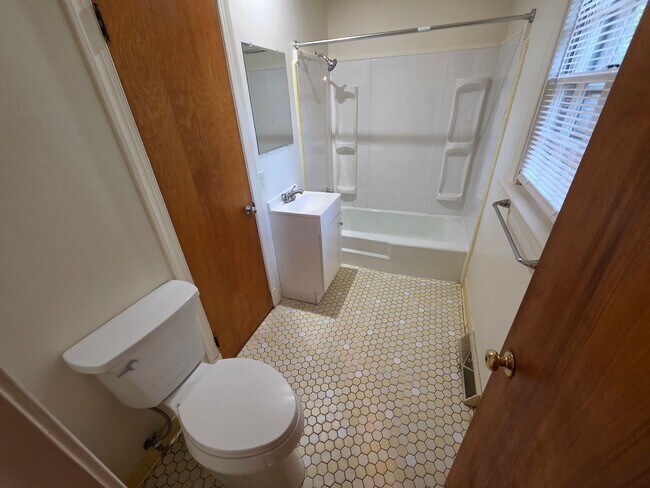 Building Photo - 318 Jasper Ln
