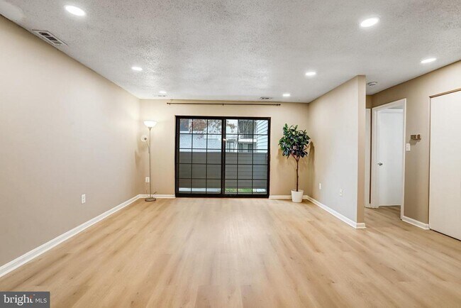 Building Photo - 1603 Carriage House Terrace