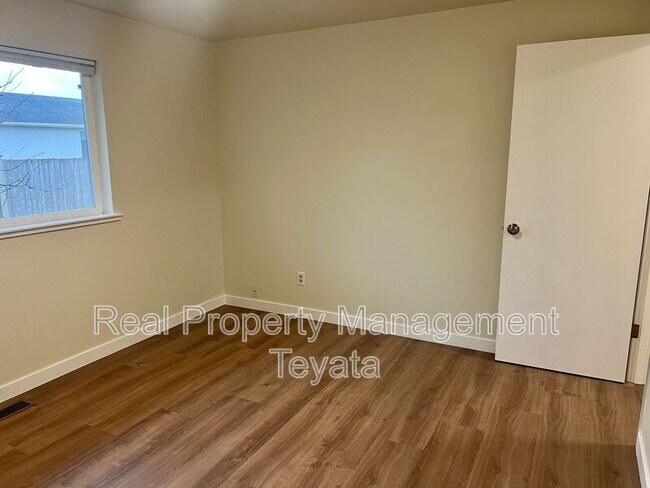 Building Photo - 902 S 22nd Ct