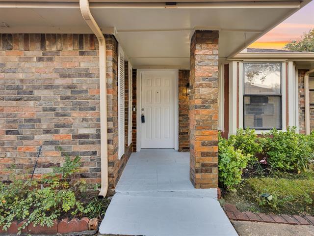 Building Photo - 2050 Lorient Dr