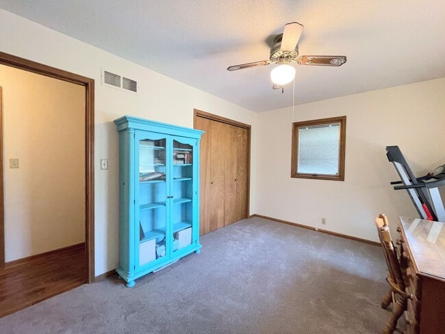 Building Photo - Updated 3 bed 2 bath home in great neighbo...
