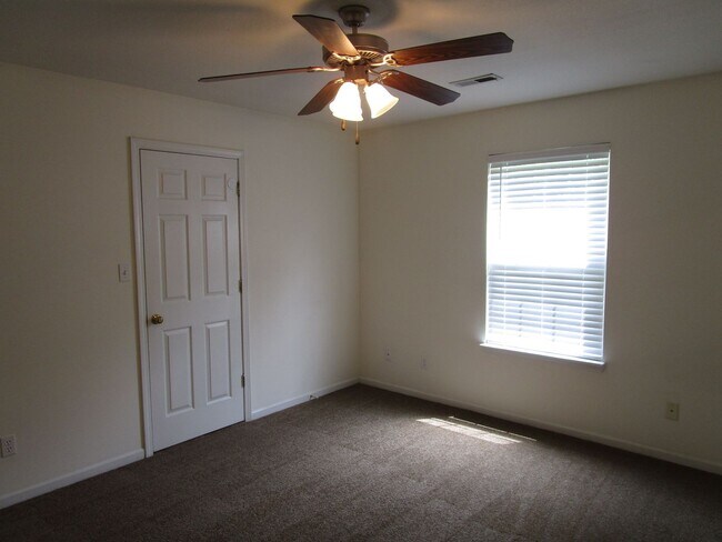 Building Photo - 5004-5006 Betty Jean Way