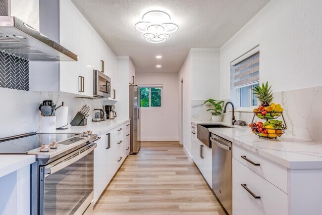 Building Photo - 834 SW 14th Ct