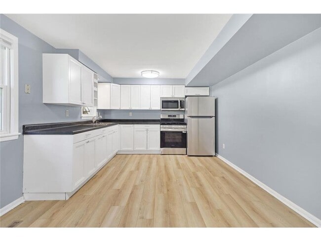 Building Photo - 6040 Hemlock Ln N