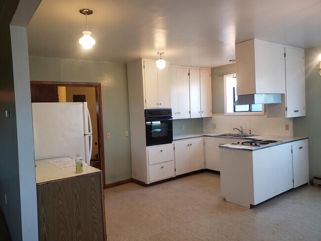 Building Photo - 5800 Sypes Canyon Rd