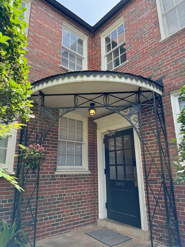 Building entrance - 2851 Thornhill Rd