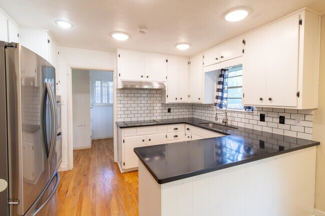 Building Photo - 1556 Singleton Ave