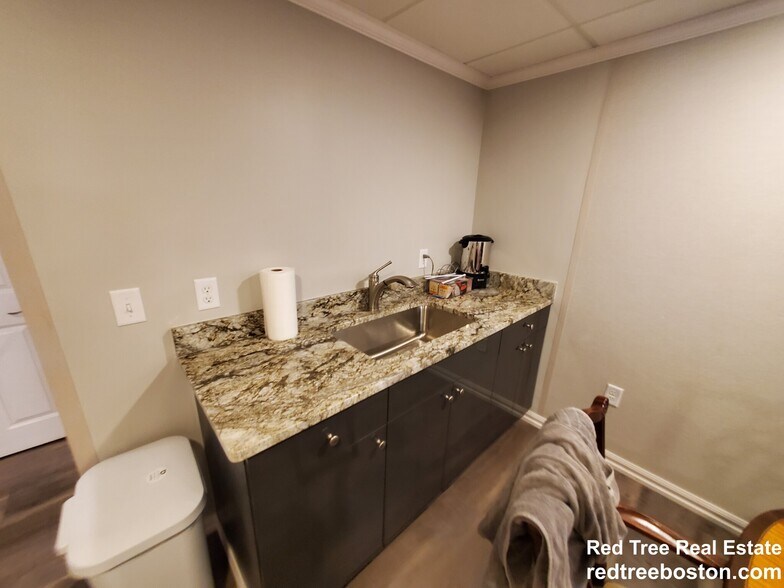 Building Photo - 44 Blenford Rd