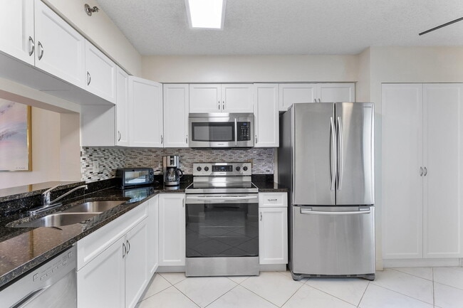 Building Photo - 7260 Kinghurst Dr