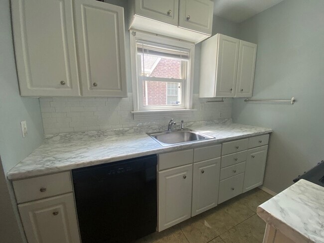 Building Photo - ADORABLE duplex in fantastic Brookside loc...