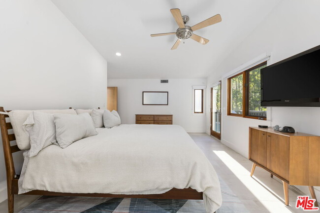 Building Photo - 2601 Nichols Canyon Rd