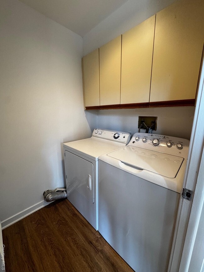 Building Photo - 2581 Roanoke Ave