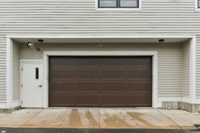 Building Photo - 350 W 2nd St