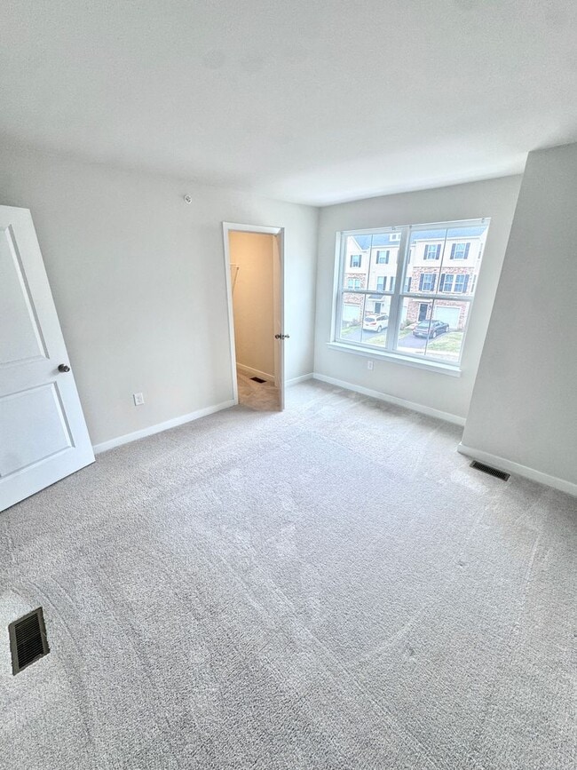 Building Photo - THREE BEDROOM/2.5 BATH TOWNHOME in Southern Lehigh School District