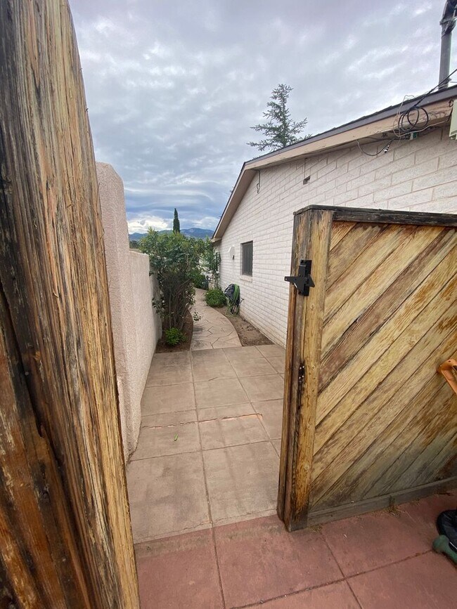 Building Photo - Beautiful 3 Bedroom Home in NE Albuquerque