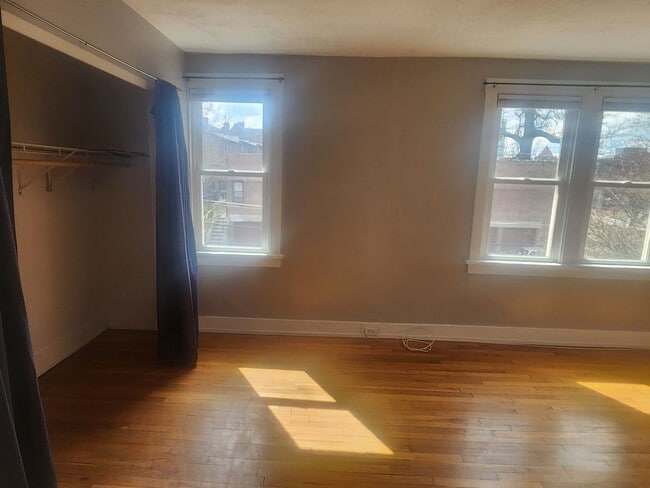 Building Photo - 2 Bedroom 1 bath updated Row Home