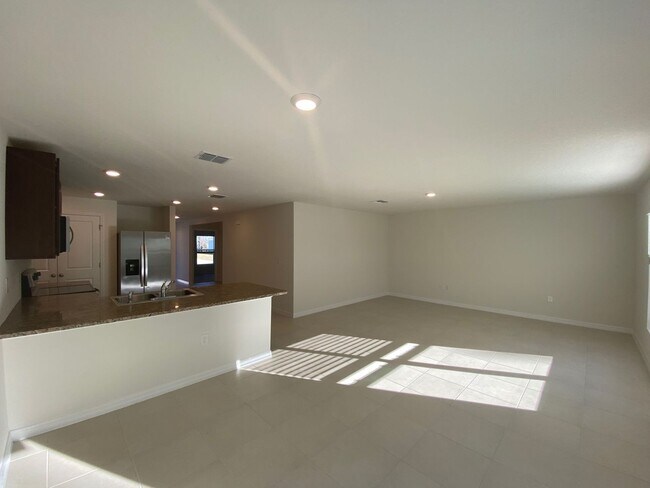 Building Photo - Desirable Lake Diamond Subdivision 3/2/2 **Won't Last**