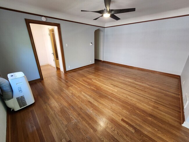 Building Photo - Queen's Court | A/C + Den | Renovated Kitc...