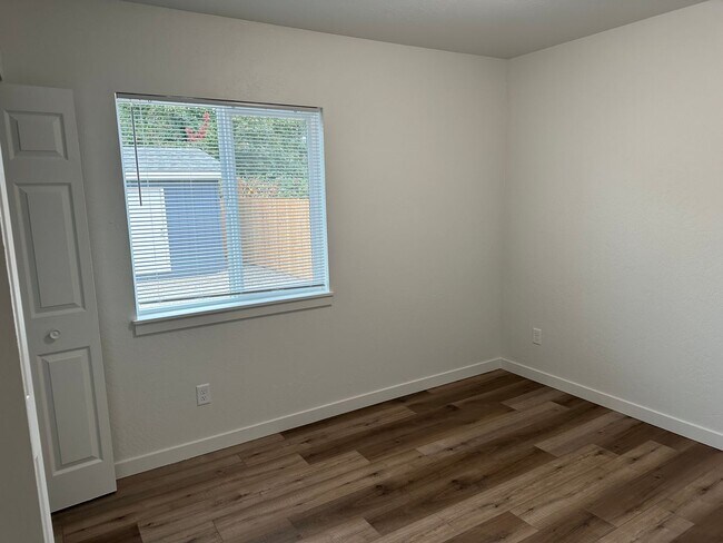 Building Photo - Beautiful 2 bedroom, 1 bath house in Sprin...